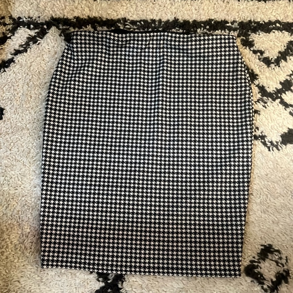 Houndstooth pencil skirt